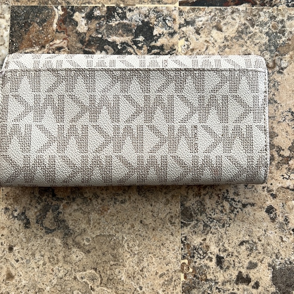 Excellent Condition. Like New. - image 5